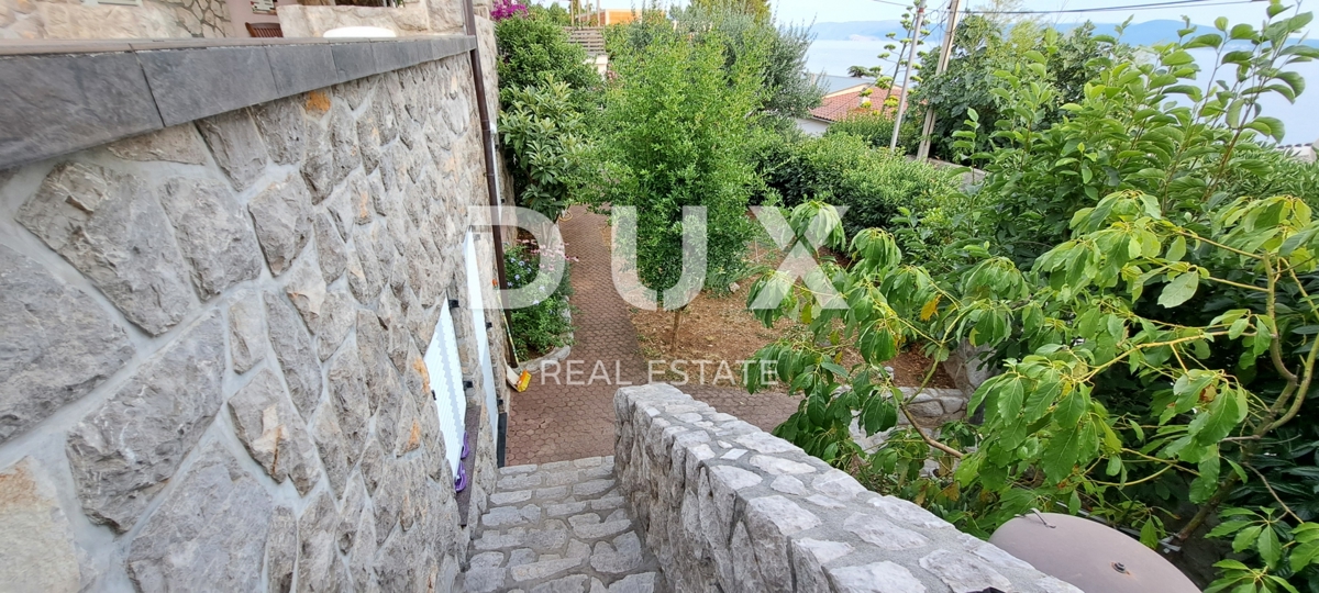 CRIKVENICA - Samostojna hiša velikosti 300 m2, le 100 m od morja