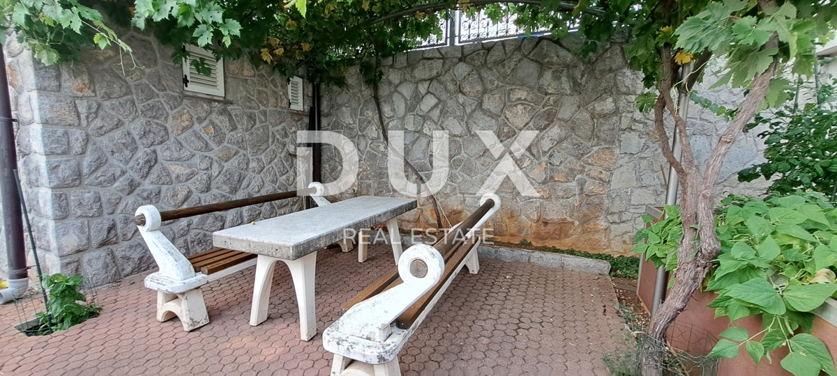 CRIKVENICA - Samostojna hiša velikosti 300 m2, le 100 m od morja