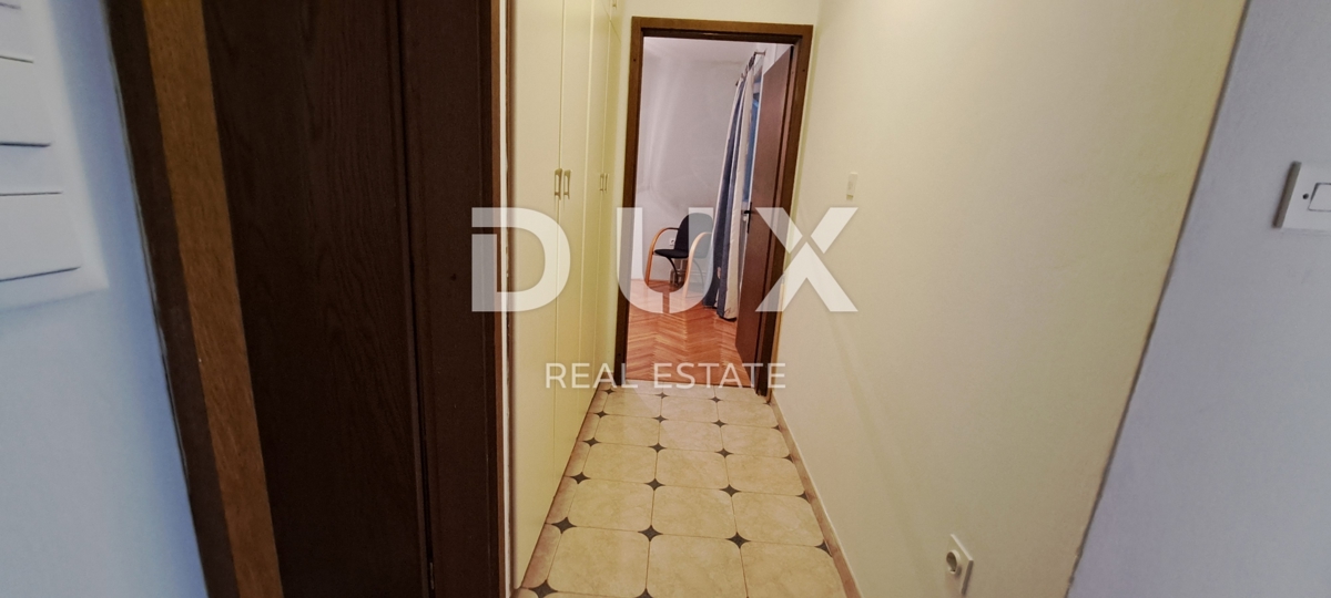 CRIKVENICA - Samostojna hiša velikosti 300 m2, le 100 m od morja