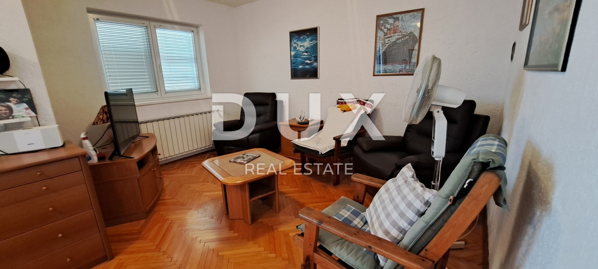 CRIKVENICA - Samostojna hiša velikosti 300 m2, le 100 m od morja