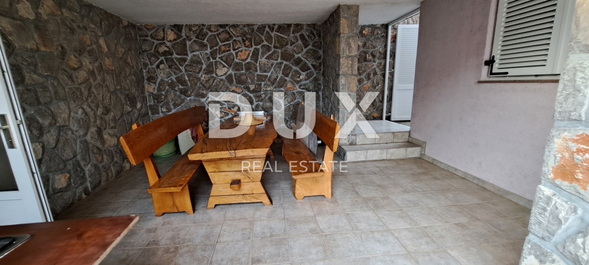 CRIKVENICA - Samostojna hiša velikosti 300 m2, le 100 m od morja