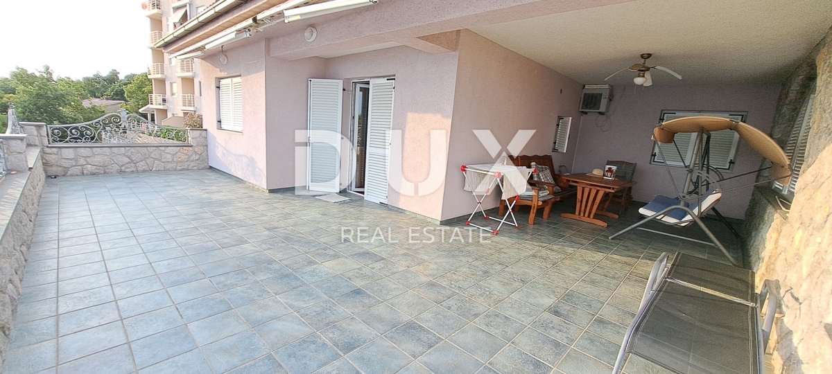 CRIKVENICA - Samostojna hiša velikosti 300 m2, le 100 m od morja