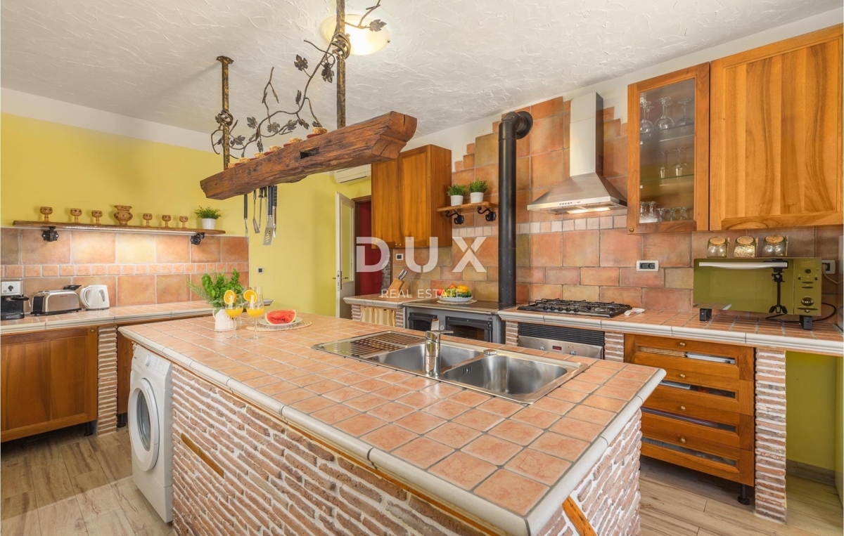 ISTRA, BUJE - Apartmajska hiša z bazenom