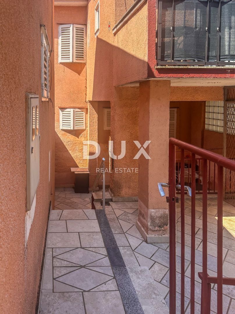 CRIKVENICA - Apartma razdeljen na dva apartmaja s čudovitim pogledom na morje. GARAŽA!