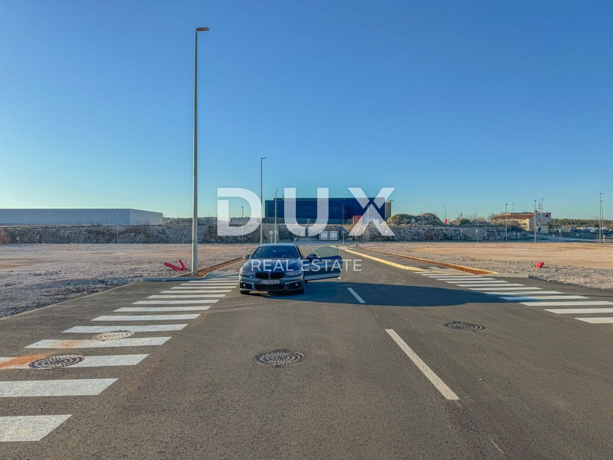 RIJEKA, KUKULJANOVO – Novo – 2350 m2 veliko zemljišče v središču industrijske cone z gradbenim dovoljenjem