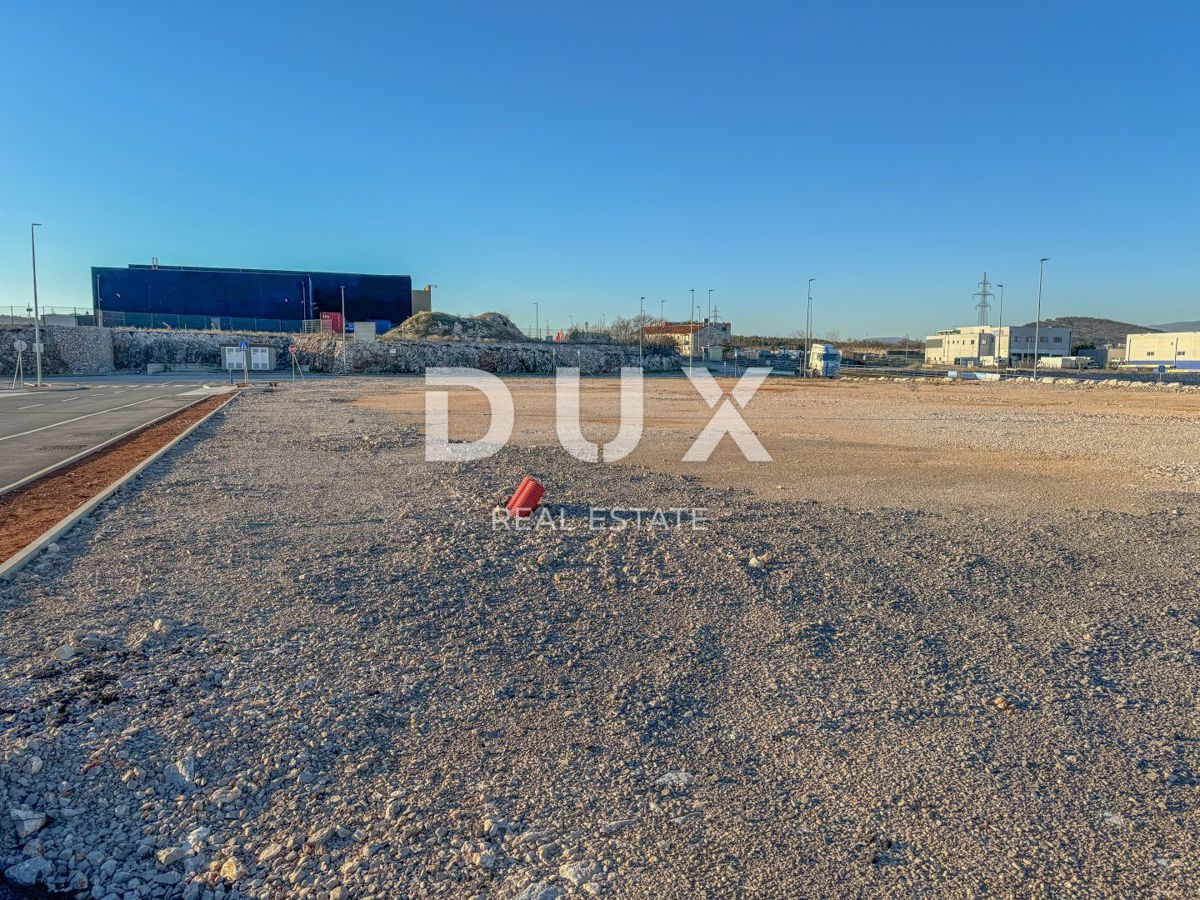 RIJEKA, KUKULJANOVO – Novo – 2350 m2 veliko zemljišče v središču industrijske cone z gradbenim dovoljenjem