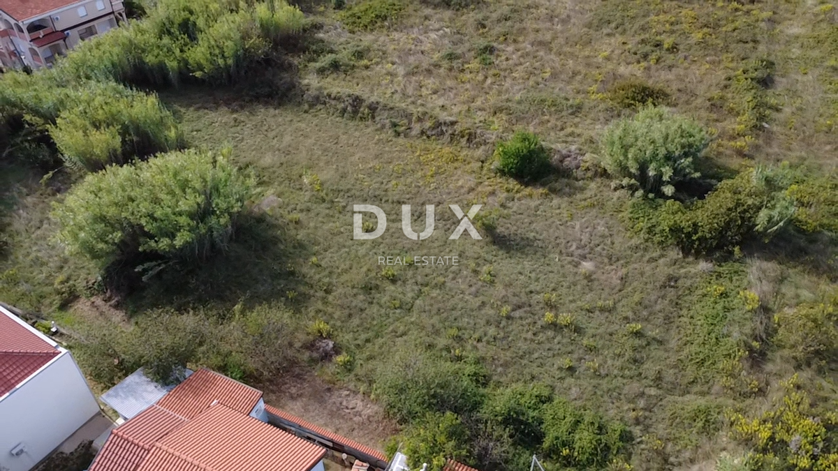 ZADAR, PRIVLAKA - Zazidljivo zemljišče 150 metrov od morja!