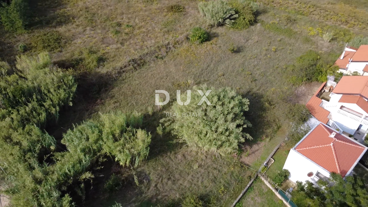 ZADAR, PRIVLAKA - Zazidljivo zemljišče 150 metrov od morja!