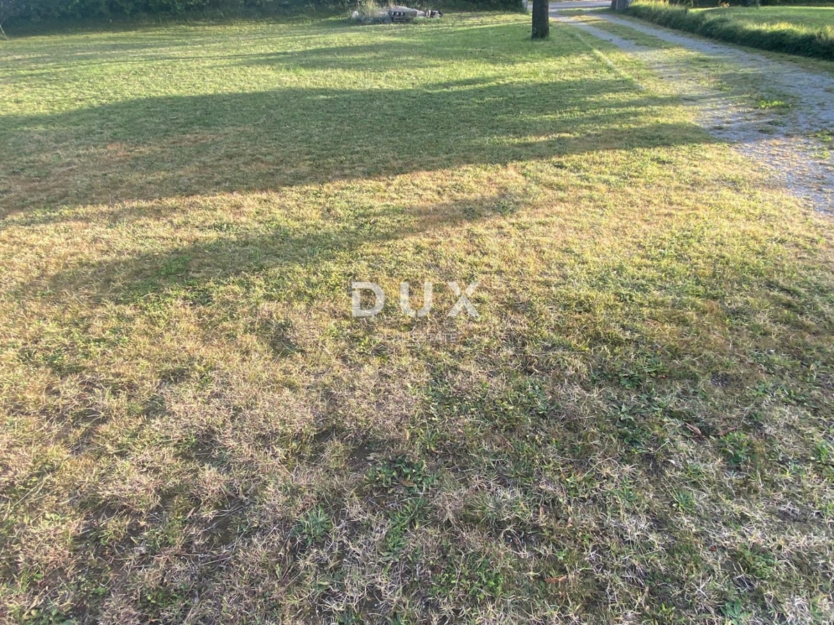 RIJEKA, DRAŽICE, CENTER - samostojna hiša z dvema ločenima stanovanjema na odlični lokaciji + 2.200 m2 GRADBENEGA ZEMLJIŠČA! PRILOŽNOST!