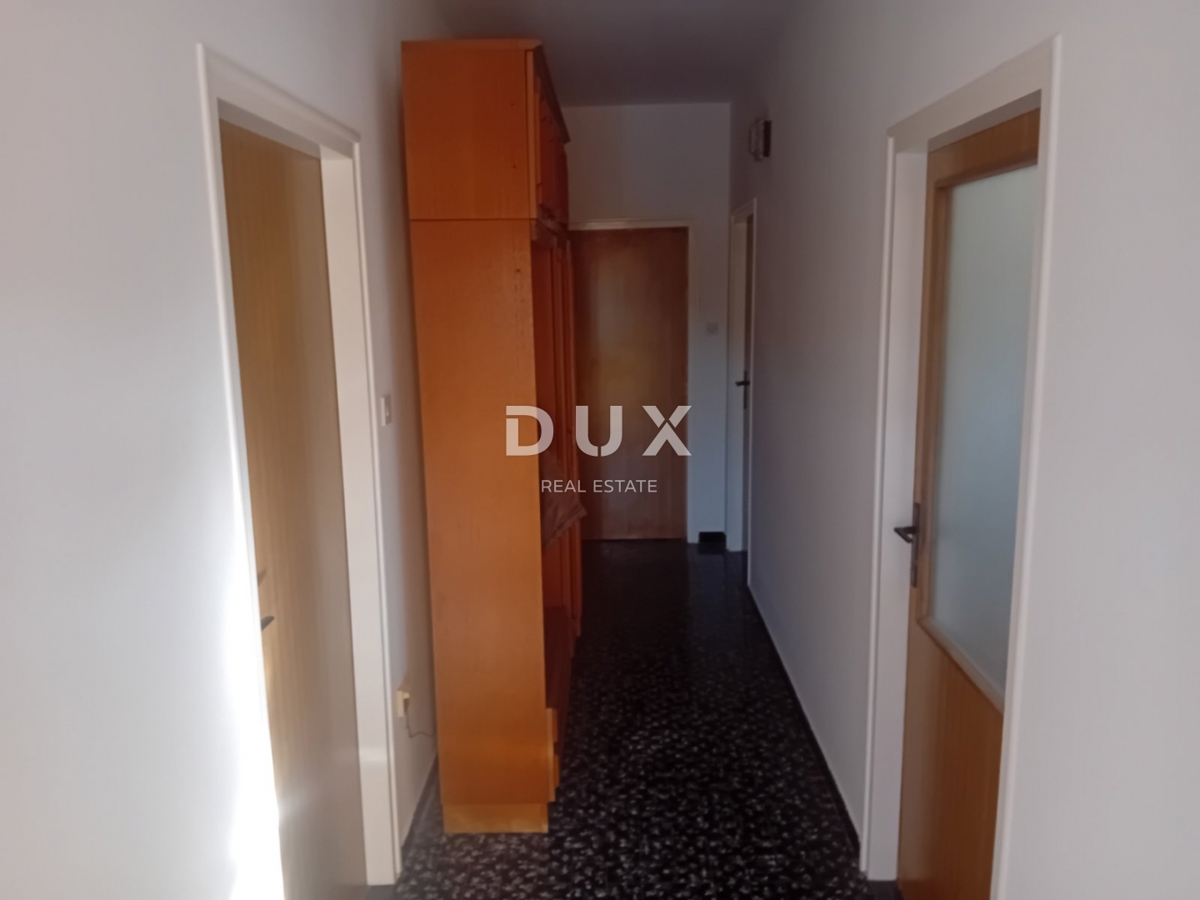 RIJEKA, DRAŽICE, CENTER - samostojna hiša z dvema ločenima stanovanjema na odlični lokaciji + 2.200 m2 GRADBENEGA ZEMLJIŠČA! PRILOŽNOST!