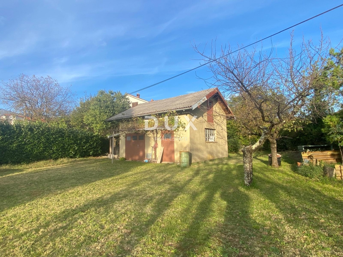 RIJEKA, DRAŽICE, CENTER - samostojna hiša z dvema ločenima stanovanjema na odlični lokaciji + 2.200 m2 GRADBENEGA ZEMLJIŠČA! PRILOŽNOST!