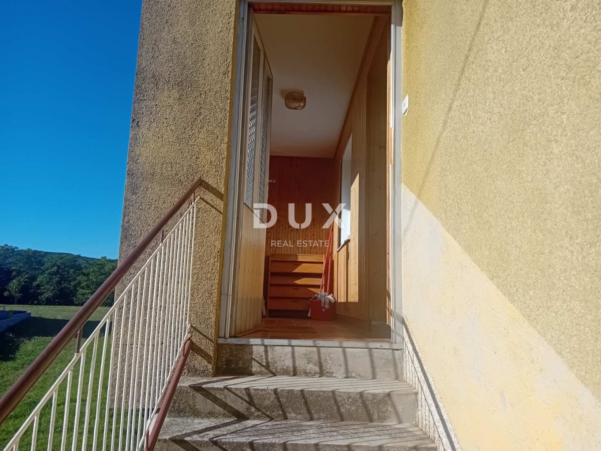 RIJEKA, DRAŽICE, CENTER - samostojna hiša z dvema ločenima stanovanjema na odlični lokaciji + 2.200 m2 GRADBENEGA ZEMLJIŠČA! PRILOŽNOST!