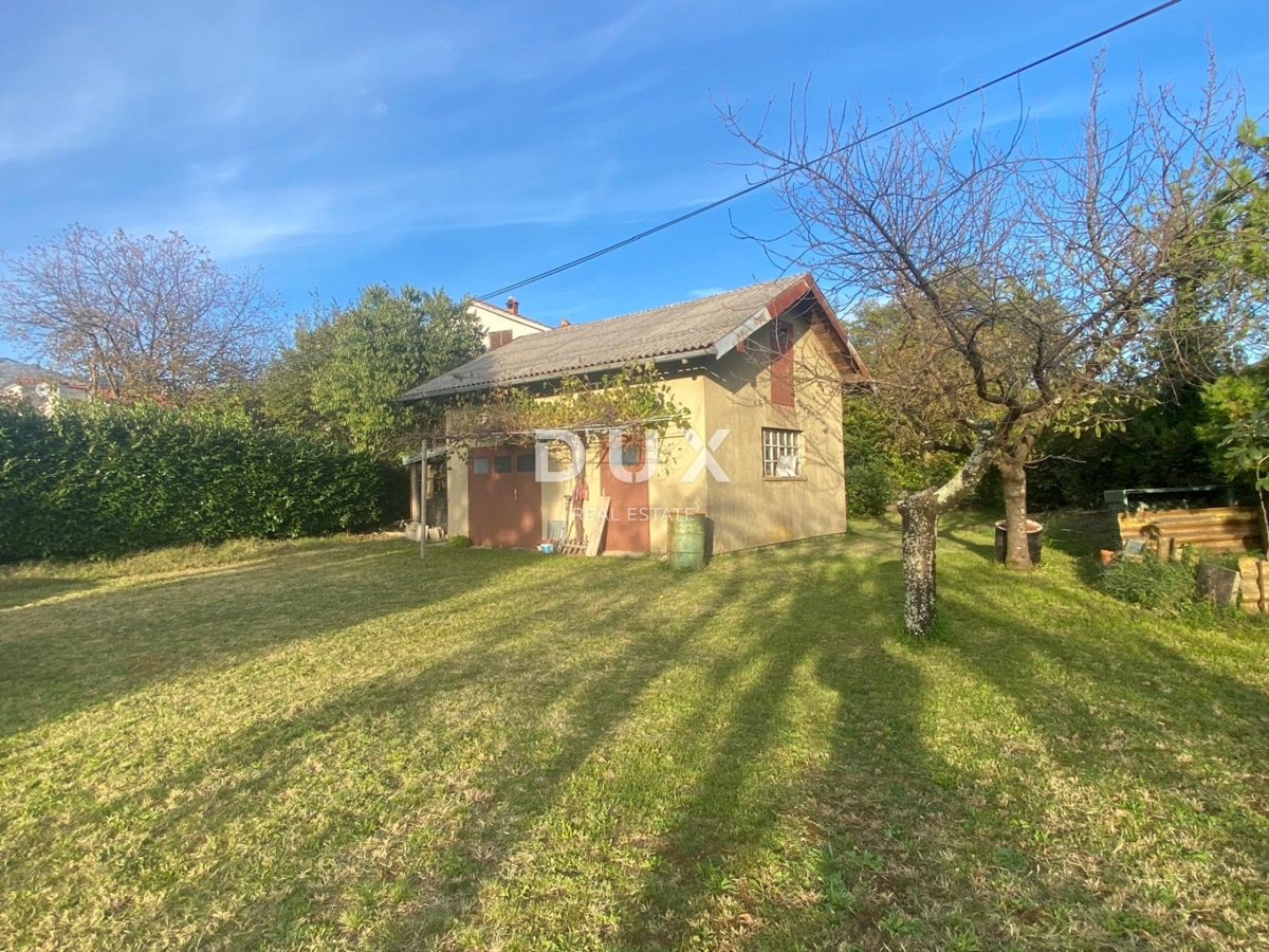 RIJEKA, DRAŽICE, CENTER - samostojna hiša z dvema ločenima stanovanjema na odlični lokaciji + 2.200 m2 GRADBENEGA ZEMLJIŠČA! PRILOŽNOST!