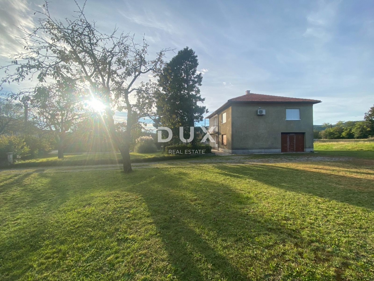 RIJEKA, DRAŽICE, CENTER - samostojna hiša z dvema ločenima stanovanjema na odlični lokaciji + 2.200 m2 GRADBENEGA ZEMLJIŠČA! PRILOŽNOST!