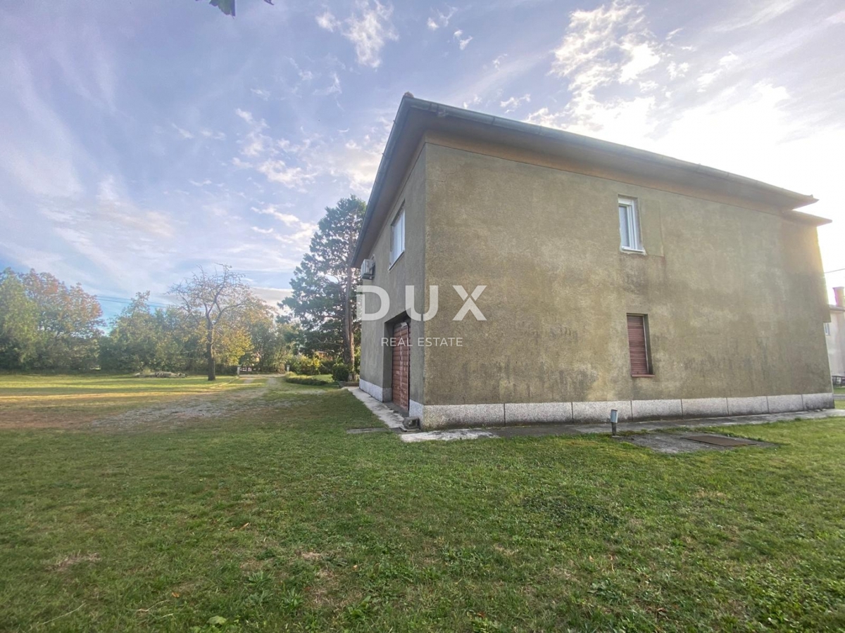 RIJEKA, DRAŽICE, CENTER - samostojna hiša z dvema ločenima stanovanjema na odlični lokaciji + 2.200 m2 GRADBENEGA ZEMLJIŠČA! PRILOŽNOST!