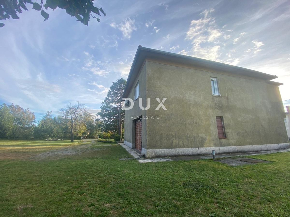 RIJEKA, DRAŽICE, CENTER - samostojna hiša z dvema ločenima stanovanjema na odlični lokaciji + 2.200 m2 GRADBENEGA ZEMLJIŠČA! PRILOŽNOST!