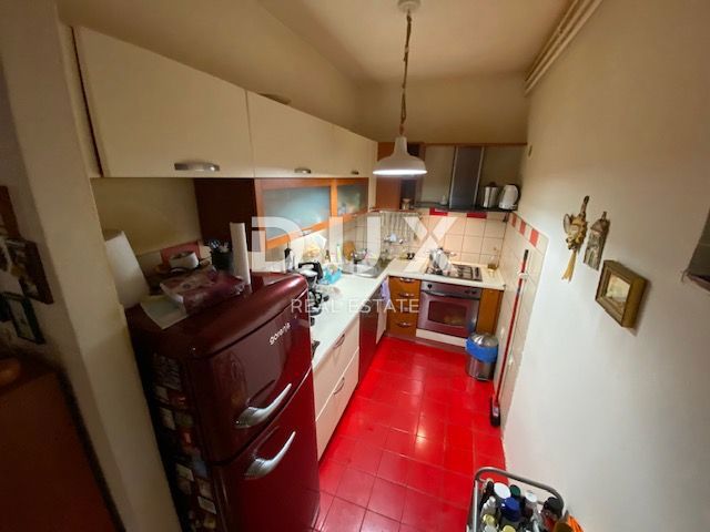 RIJEKA, TRSAT, CENTER - stanovanje 103 m2 v pritličju + GARAŽA 25 m2 + vrt v središču Trsata! PRILOŽNOST!