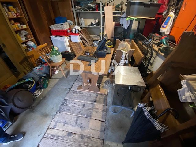 RIJEKA, TRSAT, CENTER - stanovanje 103 m2 v pritličju + GARAŽA 25 m2 + vrt v središču Trsata! PRILOŽNOST!