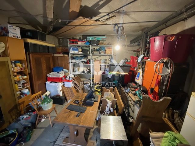 RIJEKA, TRSAT, CENTER - stanovanje 103 m2 v pritličju + GARAŽA 25 m2 + vrt v središču Trsata! PRILOŽNOST!