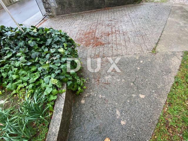 RIJEKA, TRSAT, CENTER - stanovanje 103 m2 v pritličju + GARAŽA 25 m2 + vrt v središču Trsata! PRILOŽNOST!