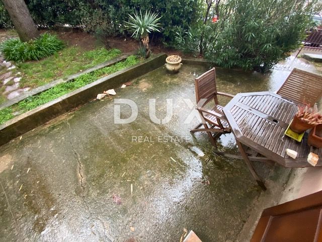 RIJEKA, TRSAT, CENTER - stanovanje 103 m2 v pritličju + GARAŽA 25 m2 + vrt v središču Trsata! PRILOŽNOST!