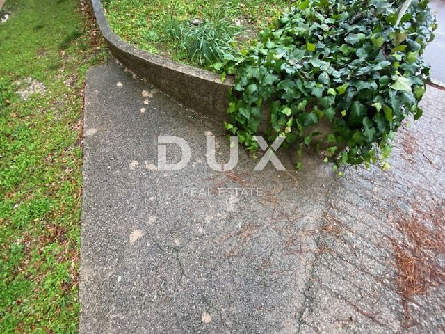 RIJEKA, TRSAT, CENTER - stanovanje 103 m2 v pritličju + GARAŽA 25 m2 + vrt v središču Trsata! PRILOŽNOST!