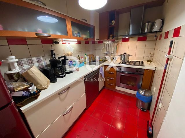 RIJEKA, TRSAT, CENTER - stanovanje 103 m2 v pritličju + GARAŽA 25 m2 + vrt v središču Trsata! PRILOŽNOST!