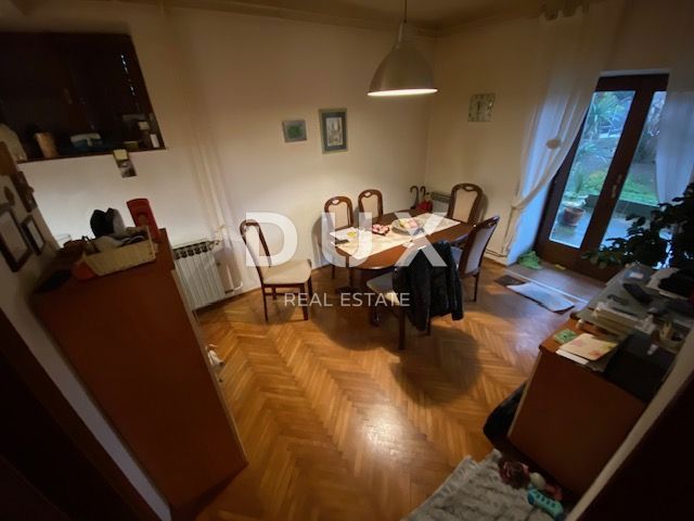 RIJEKA, TRSAT, CENTER - stanovanje 103 m2 v pritličju + GARAŽA 25 m2 + vrt v središču Trsata! PRILOŽNOST!