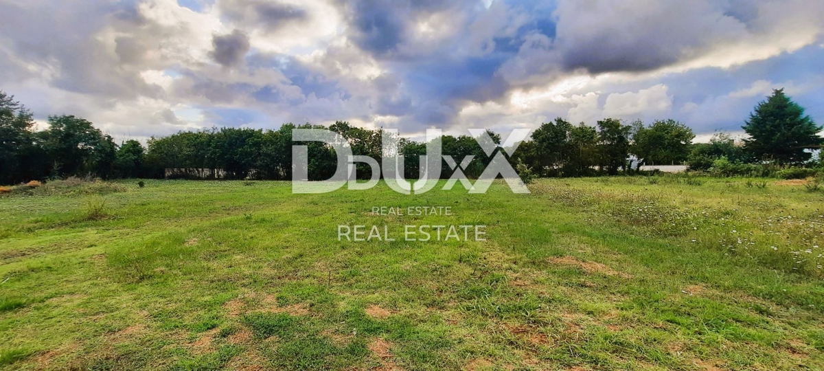 ISTRA, LOBORIKA - Gradbeno zemljišče v naravi le nekaj minut vožnje od Pulja