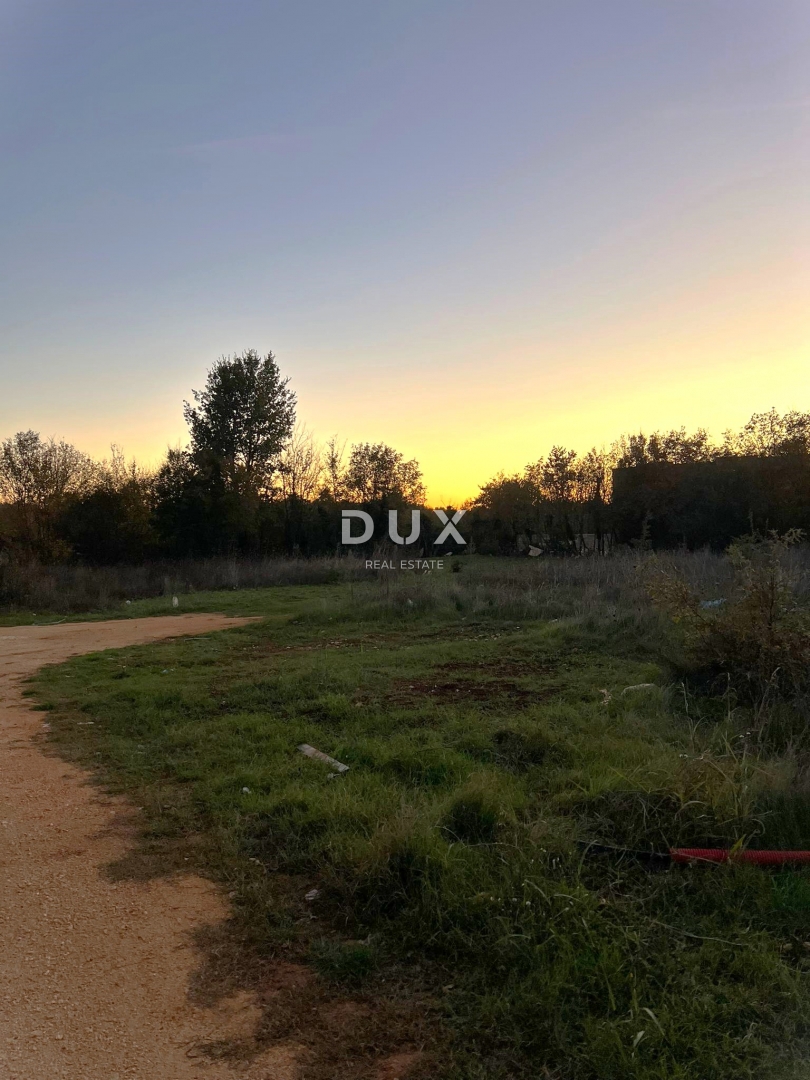 ISTRA, LOBORIKA - Gradbeno zemljišče v naravi le nekaj minut vožnje od Pulja