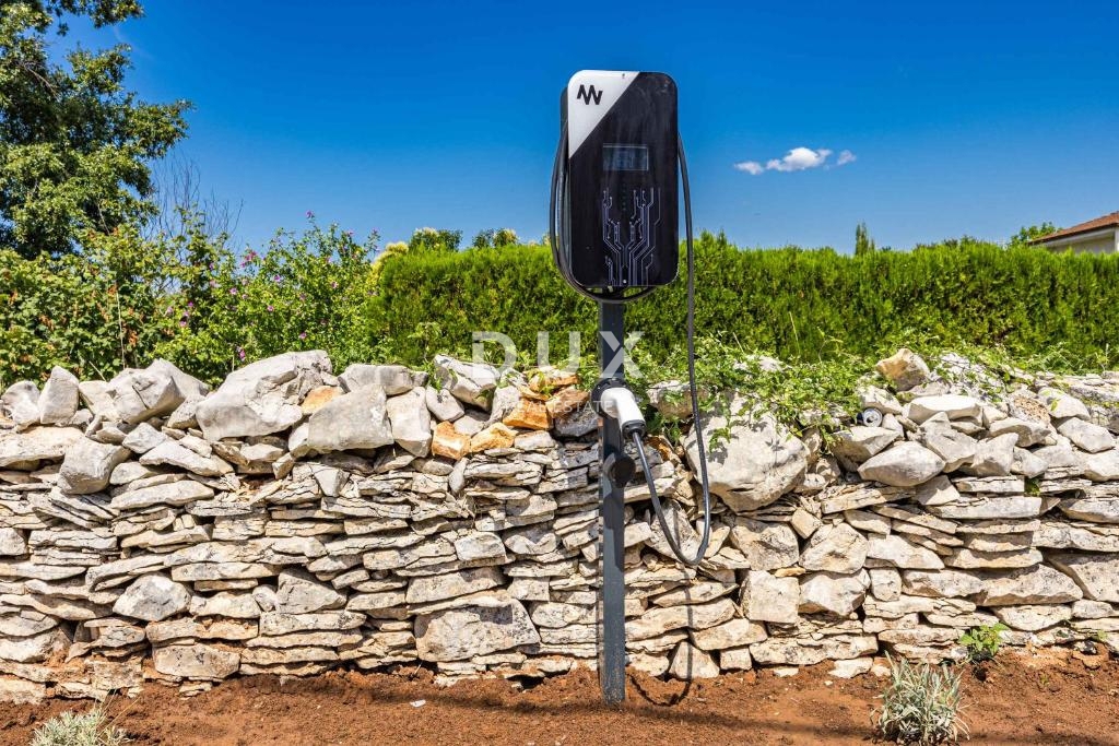 ISTRA, SVETVINČENAT – Moderna vila z ogrevanim bazenom, sončno elektrarno in popolno zasebnostjo