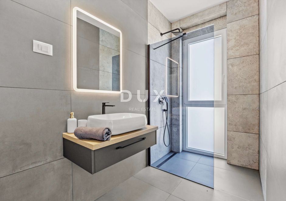 ISTRA, SVETVINČENAT – Moderna vila z ogrevanim bazenom, sončno elektrarno in popolno zasebnostjo