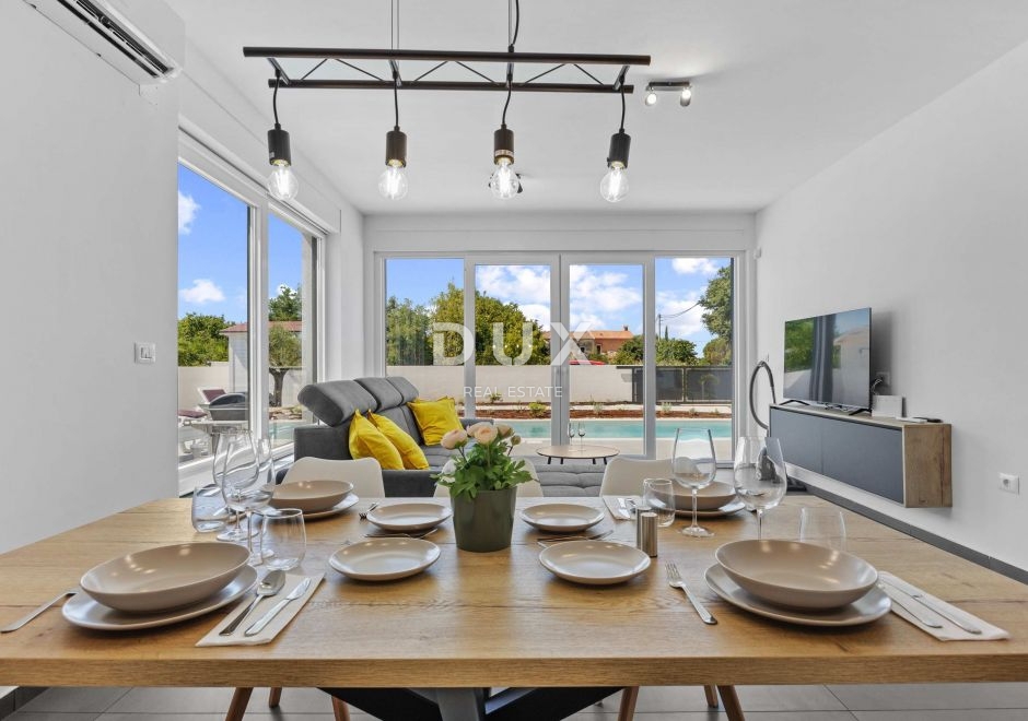ISTRA, SVETVINČENAT – Moderna vila z ogrevanim bazenom, sončno elektrarno in popolno zasebnostjo