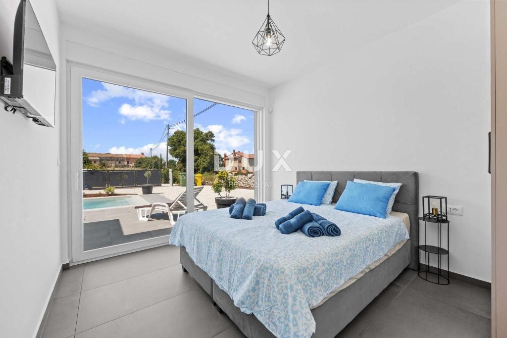 ISTRA, SVETVINČENAT – Moderna vila z ogrevanim bazenom, sončno elektrarno in popolno zasebnostjo