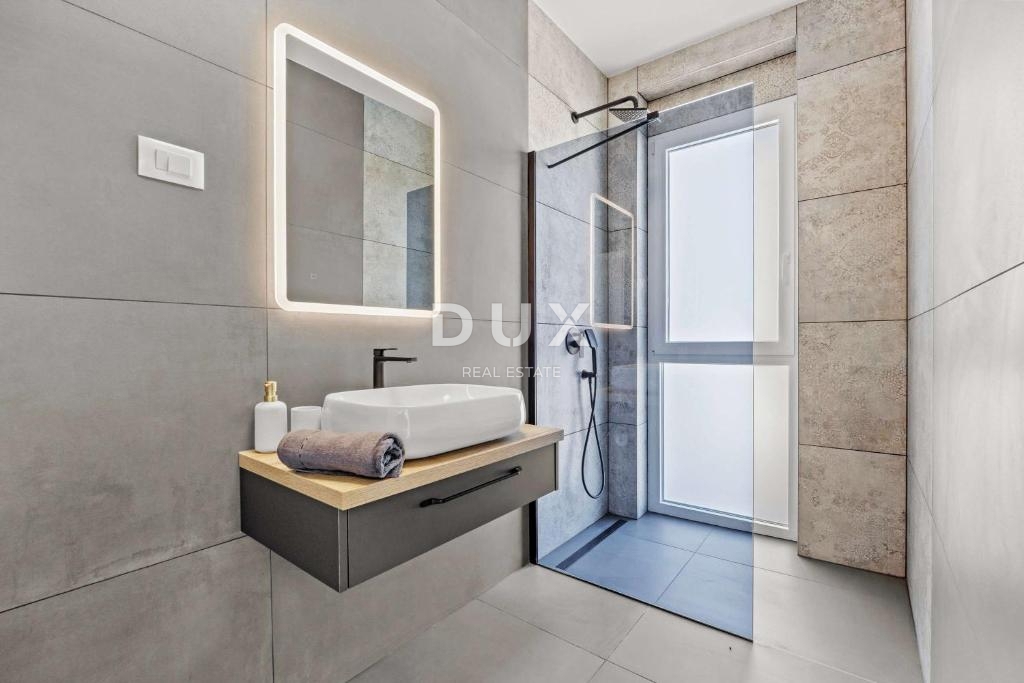 ISTRA, SVETVINČENAT – Moderna vila z ogrevanim bazenom, sončno elektrarno in popolno zasebnostjo