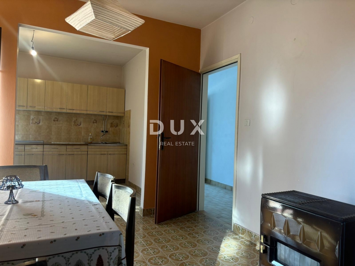 ISTRA, POREČ (OKOLICA) - Prostorna hiša z dvema velikima stanovanjema in garažo + gradbeno zemljišče 1687m2! ŠIROK SPEKTAR MOŽNOSTI!