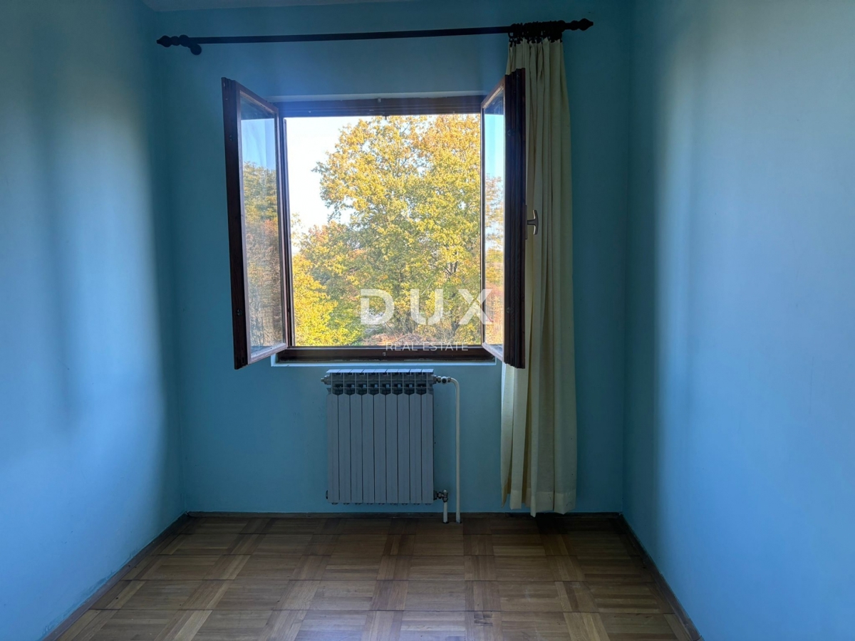 ISTRA, POREČ (OKOLICA) - Prostorna hiša z dvema velikima stanovanjema in garažo + gradbeno zemljišče 1687m2! ŠIROK SPEKTAR MOŽNOSTI!