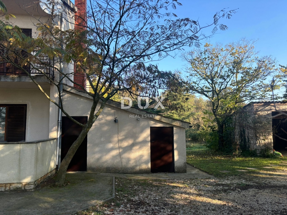 ISTRA, POREČ (OKOLICA) - Prostorna hiša z dvema velikima stanovanjema in garažo + gradbeno zemljišče 1687m2! ŠIROK SPEKTAR MOŽNOSTI!
