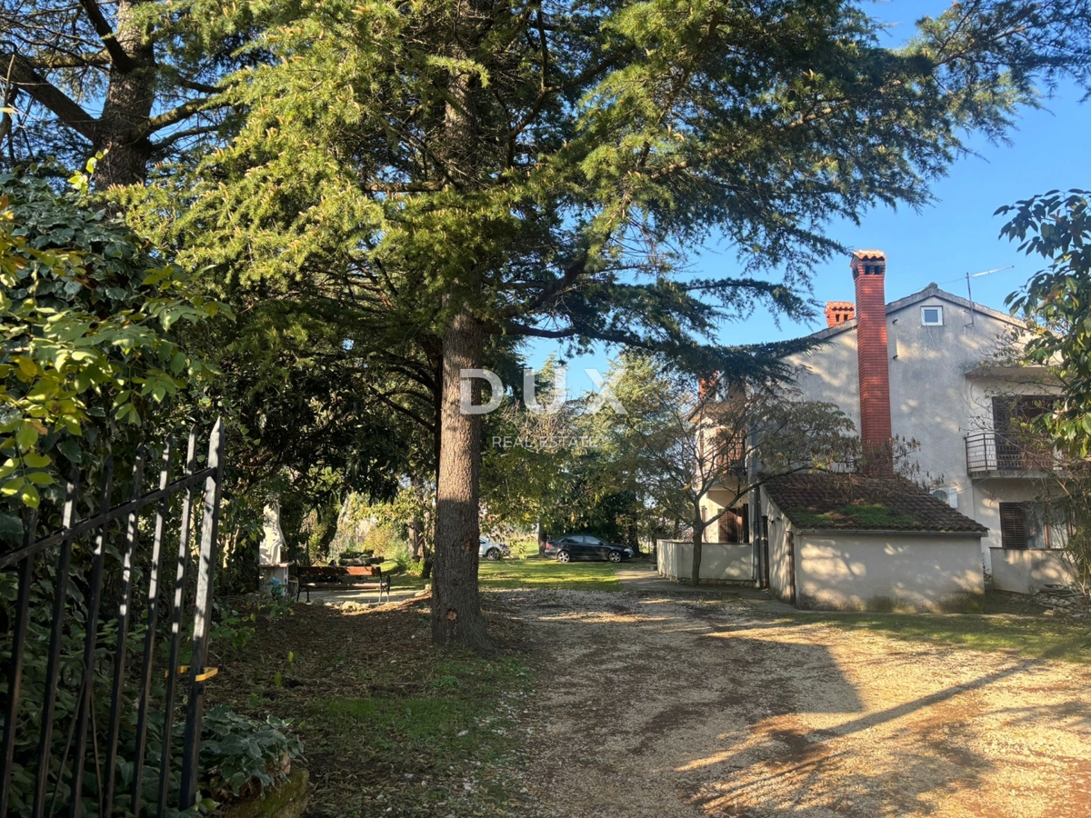 ISTRA, POREČ (OKOLICA) - Prostorna hiša z dvema velikima stanovanjema in garažo + gradbeno zemljišče 1687m2! ŠIROK SPEKTAR MOŽNOSTI!