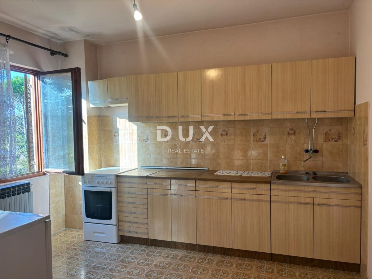 ISTRA, POREČ (OKOLICA) - Prostorna hiša z dvema velikima stanovanjema in garažo + gradbeno zemljišče 1687m2! ŠIROK SPEKTAR MOŽNOSTI!