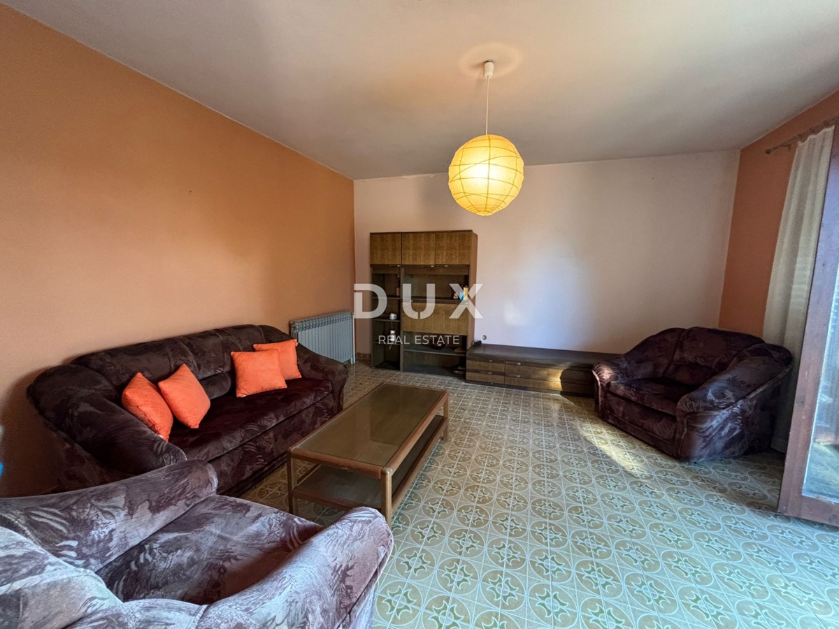 ISTRA, POREČ (OKOLICA) - Prostorna hiša z dvema velikima stanovanjema in garažo + gradbeno zemljišče 1687m2! ŠIROK SPEKTAR MOŽNOSTI!