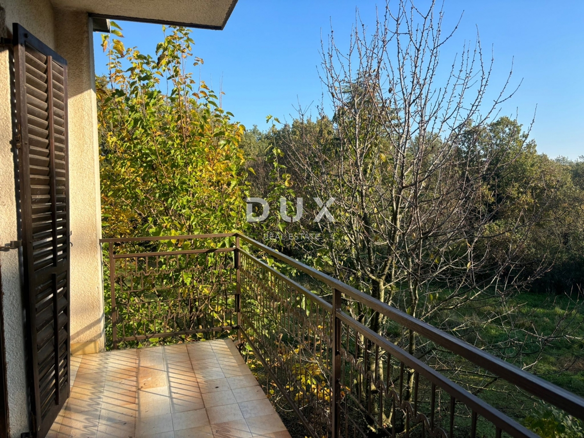 ISTRA, POREČ (OKOLICA) - Prostorna hiša z dvema velikima stanovanjema in garažo + gradbeno zemljišče 1687m2! ŠIROK SPEKTAR MOŽNOSTI!