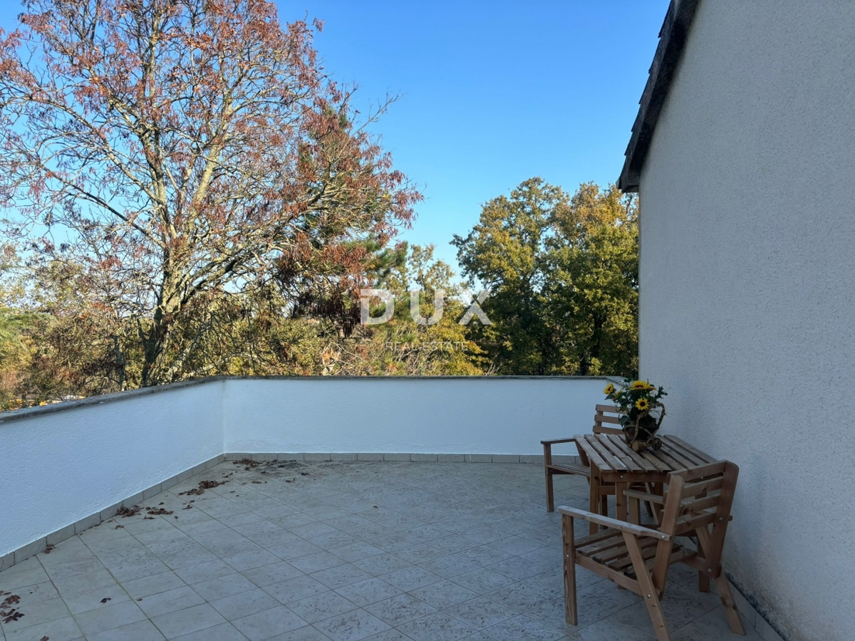 ISTRA, POREČ (OKOLICA) - Prostorna hiša z dvema velikima stanovanjema in garažo + gradbeno zemljišče 1687m2! ŠIROK SPEKTAR MOŽNOSTI!