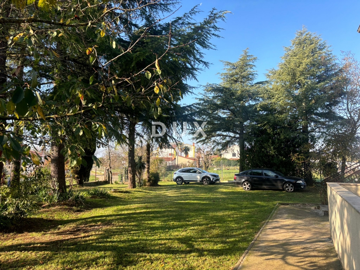 ISTRA, POREČ (OKOLICA) - Prostorna hiša z dvema velikima stanovanjema in garažo + gradbeno zemljišče 1687m2! ŠIROK SPEKTAR MOŽNOSTI!