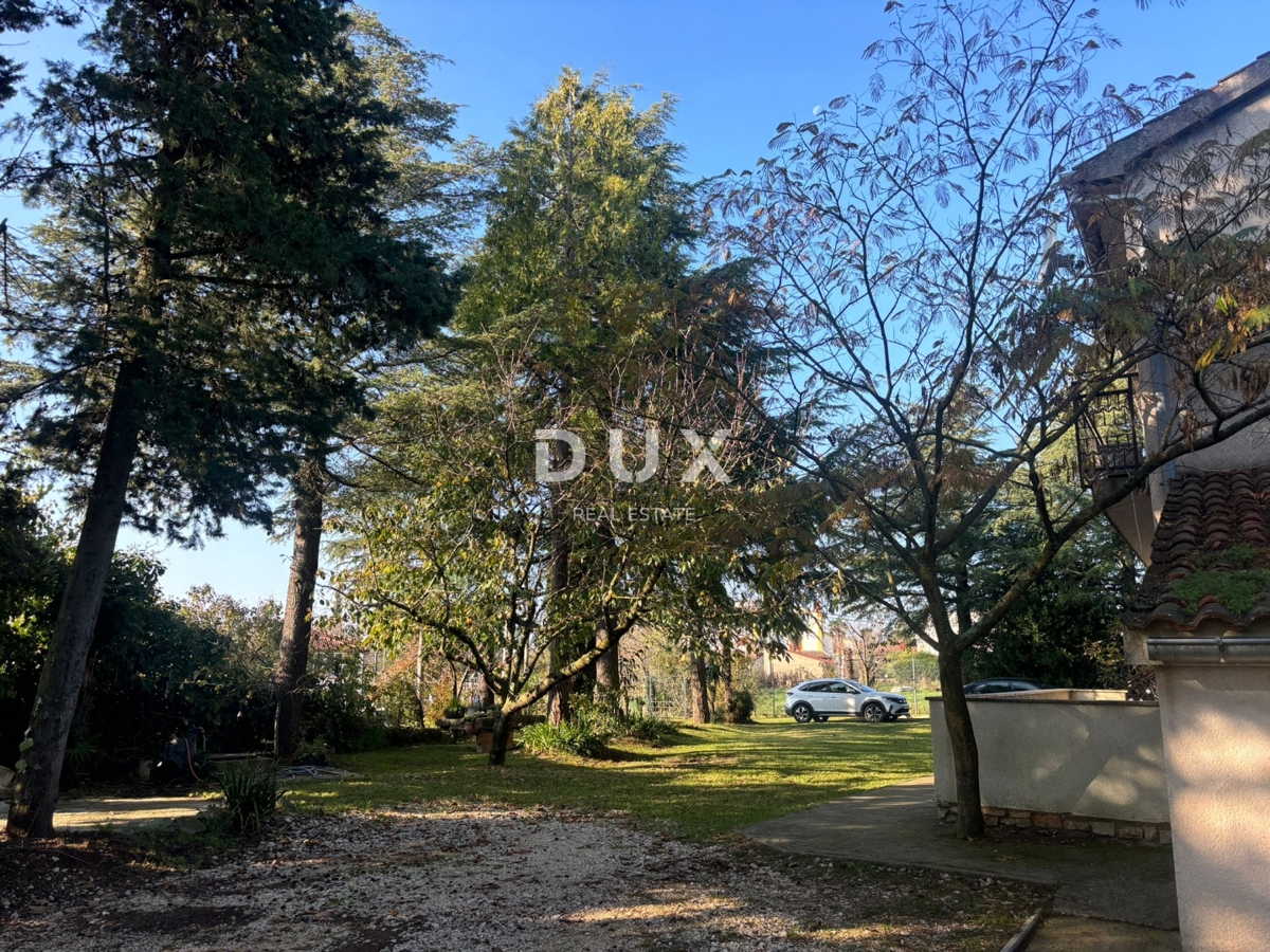 ISTRA, POREČ (OKOLICA) - Prostorna hiša z dvema velikima stanovanjema in garažo + gradbeno zemljišče 1687m2! ŠIROK SPEKTAR MOŽNOSTI!