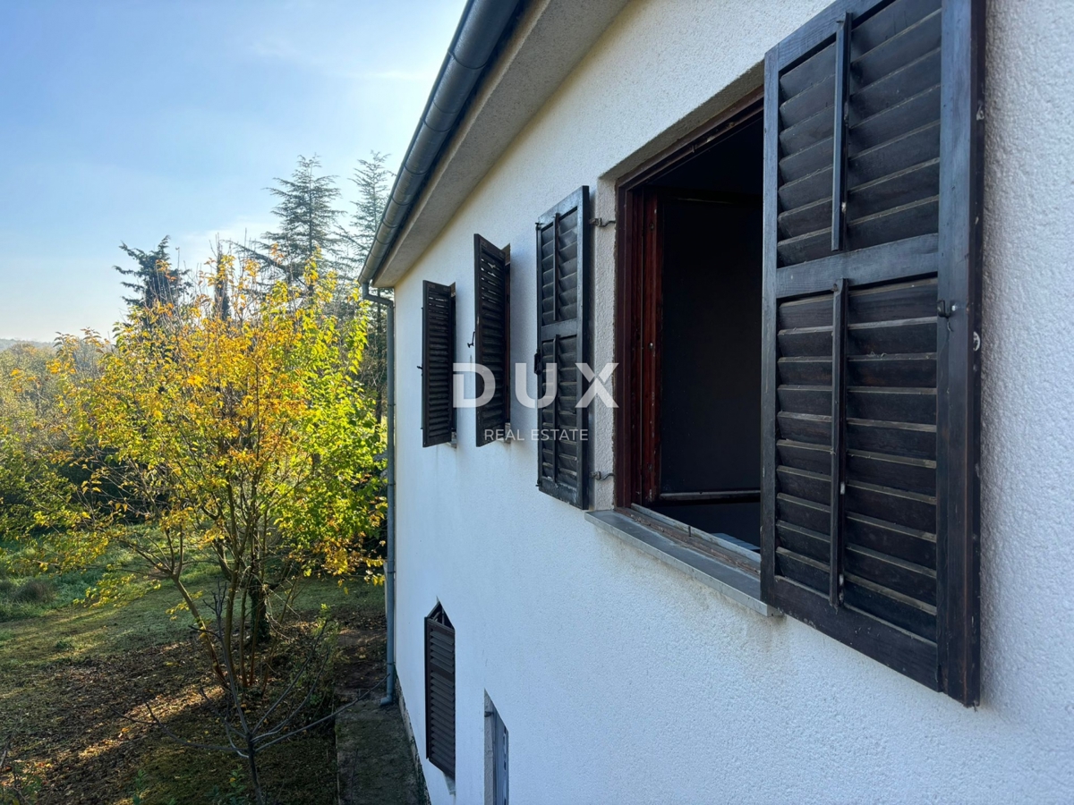 ISTRA, POREČ (OKOLICA) - Prostorna hiša z dvema velikima stanovanjema in garažo + gradbeno zemljišče 1687m2! ŠIROK SPEKTAR MOŽNOSTI!