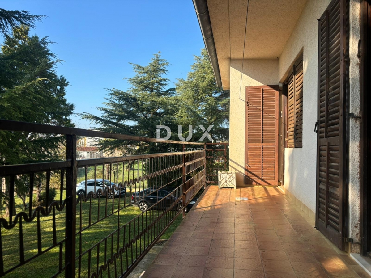 ISTRA, POREČ (OKOLICA) - Prostorna hiša z dvema velikima stanovanjema in garažo + gradbeno zemljišče 1687m2! ŠIROK SPEKTAR MOŽNOSTI!