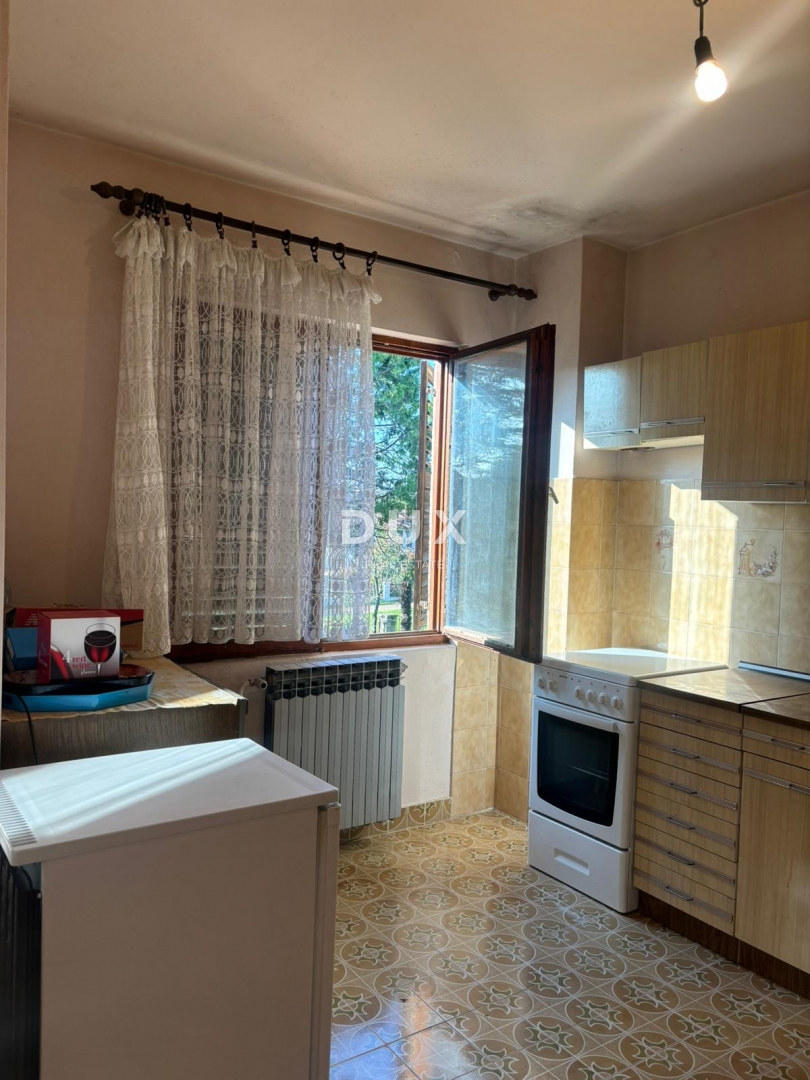 ISTRA, POREČ (OKOLICA) - Prostorna hiša z dvema velikima stanovanjema in garažo + gradbeno zemljišče 1687m2! ŠIROK SPEKTAR MOŽNOSTI!