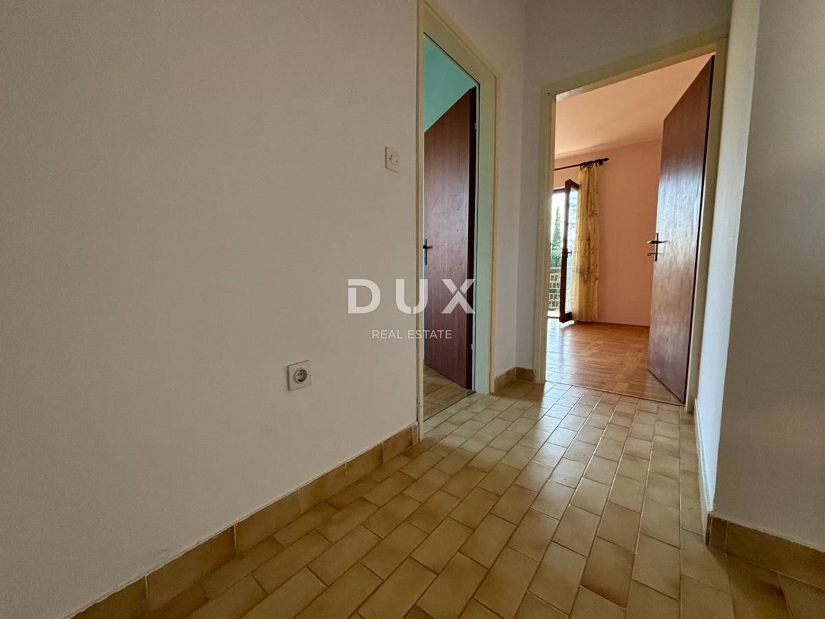 ISTRA, POREČ (OKOLICA) - Prostorna hiša z dvema velikima stanovanjema in garažo + gradbeno zemljišče 1687m2! ŠIROK SPEKTAR MOŽNOSTI!