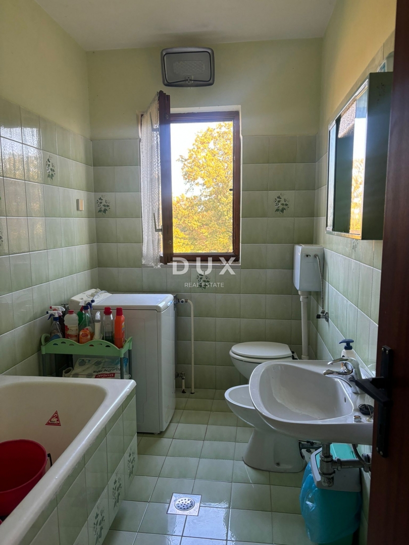 ISTRA, POREČ (OKOLICA) - Prostorna hiša z dvema velikima stanovanjema in garažo + gradbeno zemljišče 1687m2! ŠIROK SPEKTAR MOŽNOSTI!